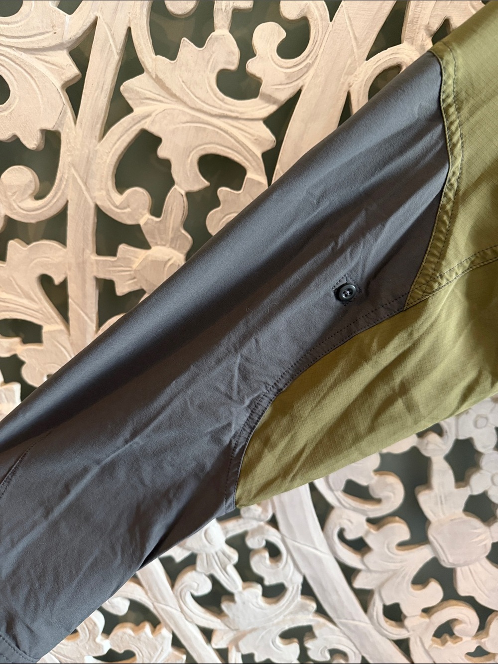Men's Two-Tone Olive and Gray Patagonia Button-Up Shirt - Picture 2 of 7